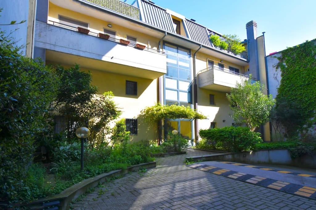 Apartament Bocconi Fond Prada Ieo Spettacolare Attico Con Terrazzo Mediolan Zewnętrze zdjęcie